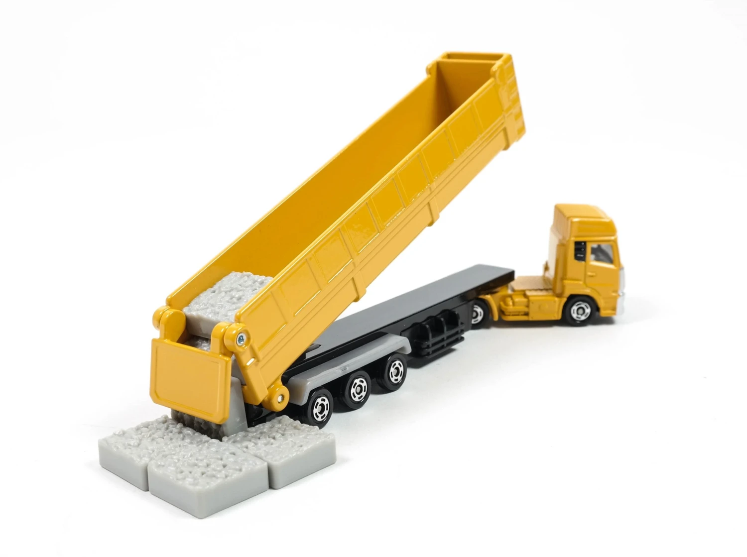 175667 Long Tomica UD Trucks Quon Trailer Dump 5 175667 Long Tomica UD Trucks Quon Trailer Dump - Image 3