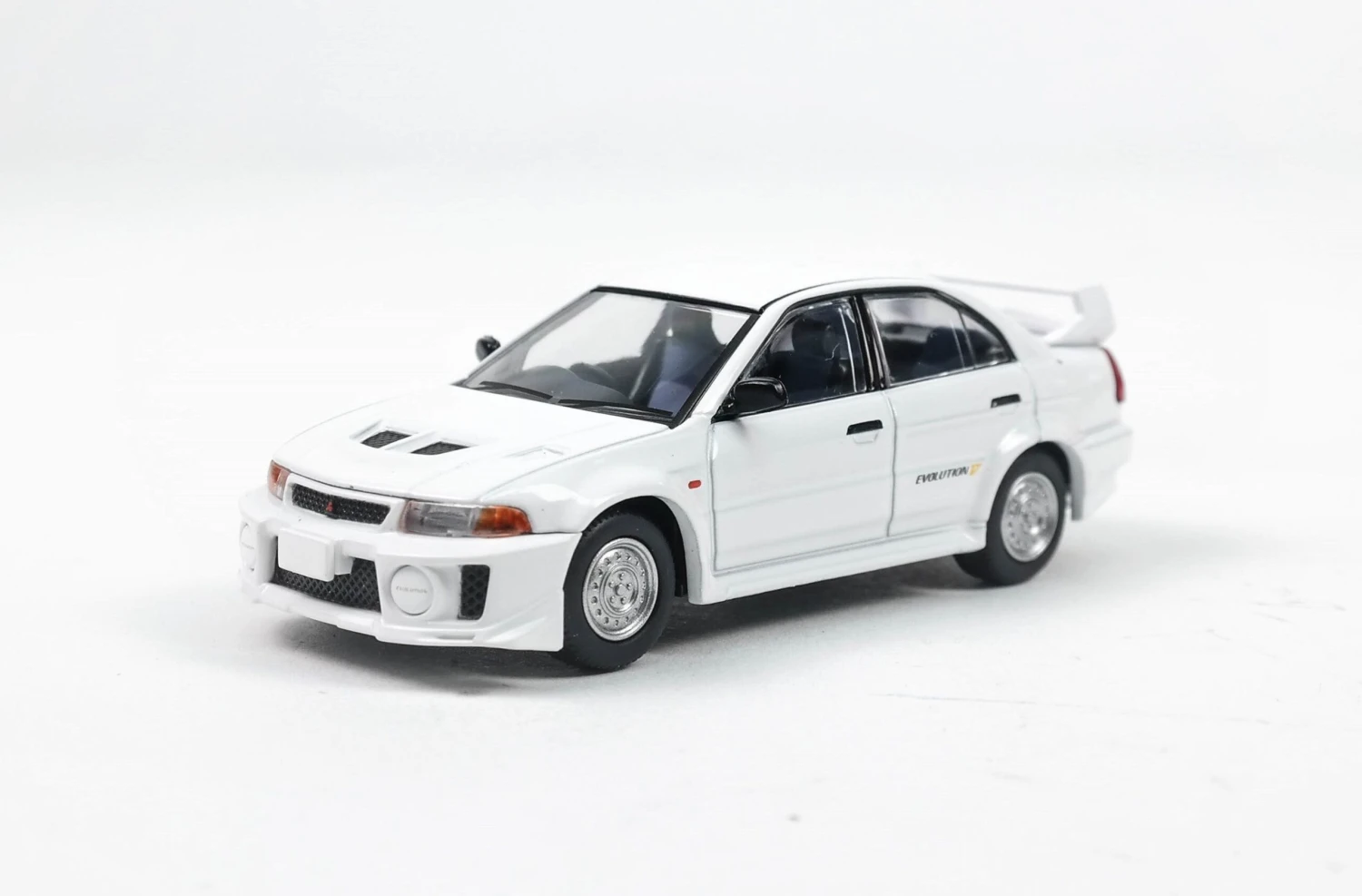 LV-N187C Mitsubishi Lancer RS Evolution V White 3 LV-N187C Mitsubishi Lancer RS Evolution V White