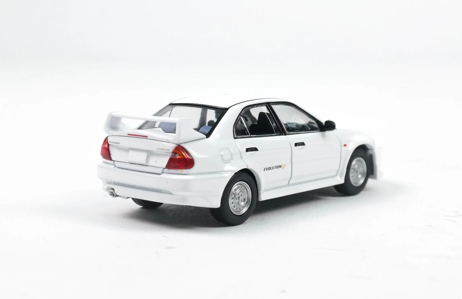 LV-N187C Mitsubishi Lancer RS Evolution V White 4 LV-N187C Mitsubishi Lancer RS Evolution V White - Image 2