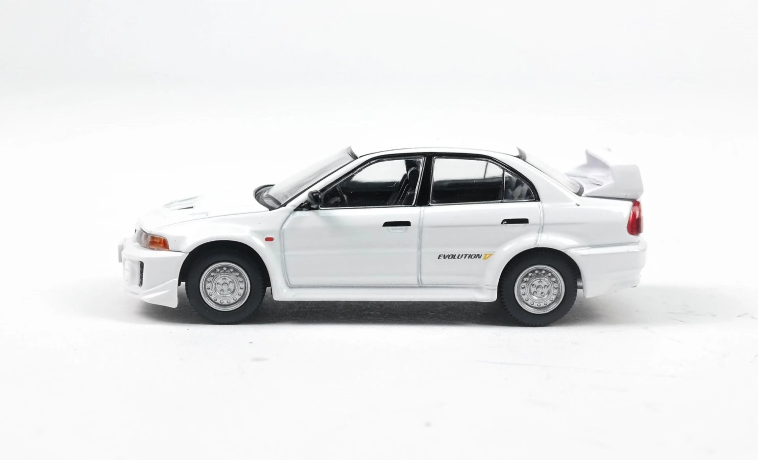 LV-N187C Mitsubishi Lancer RS Evolution V White 5 LV-N187C Mitsubishi Lancer RS Evolution V White - Image 3